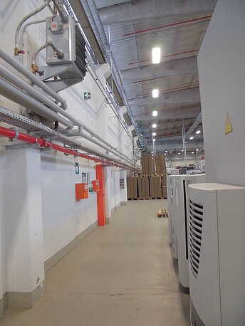 Eingang Produktion, links orientieren