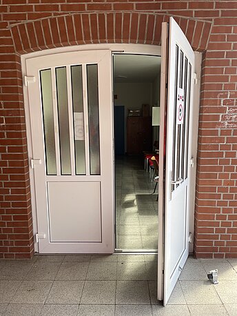 Eingang zum Dorfgemeinschaftshaus in Winzlar Eingang zum Dorfgemeinschaftshaus in Winzlar