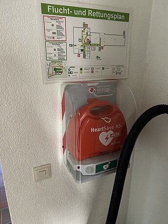 AED im durchsichtigen Wandkasten.