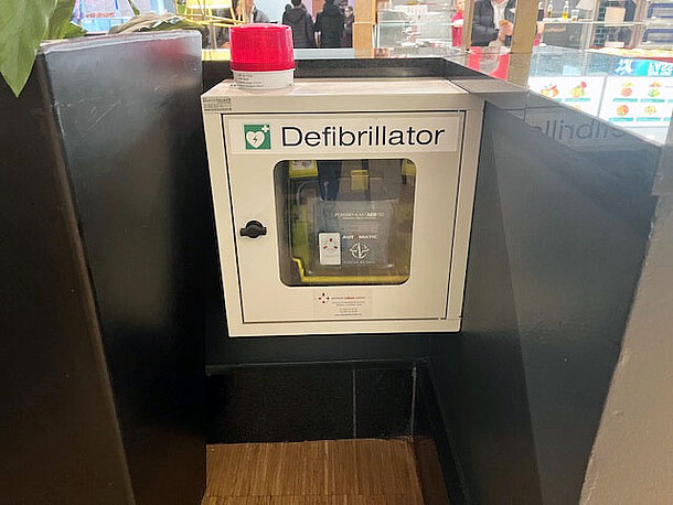 Defi vor den Kundentoiletten neben der Säule