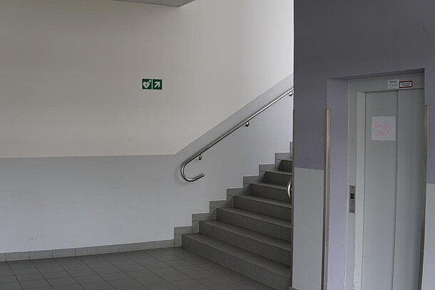 Treppenhaus - Weg zum AED