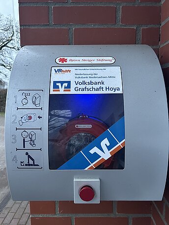 Öffentlicher AED im silbernen Wandkasten Öffentlicher AED im silbernen Wandkasten