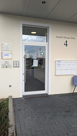 Eingang zum Gebäude am Amalie-Thomas-Platz 4 in Nienburg.