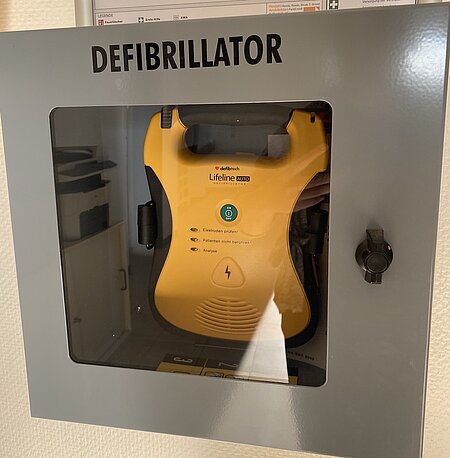 gelber AED im Wandkasten gelber AED im Wandkasten