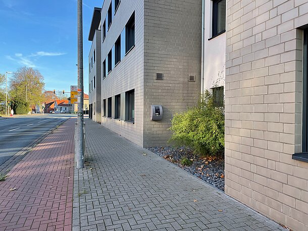 öffentlicher AED an der Hauswand gegenüber der Agentur für Arbeit öffentlicher AED an der Hauswand gegenüber der Agentur für Arbeit