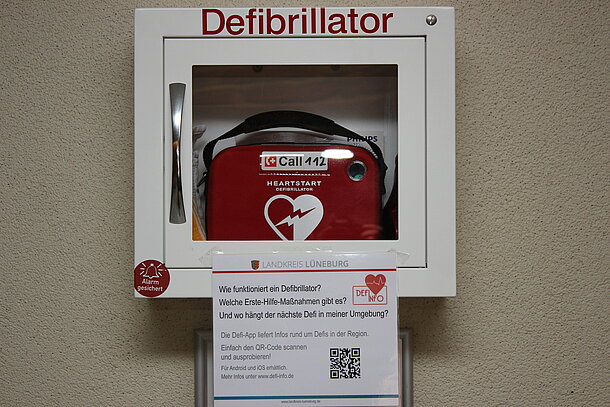 AED hängt direkt im Foyer / Erdgeschoss