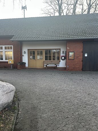 Eingang zum Dorfgemeinschaftshaus Dolldorf