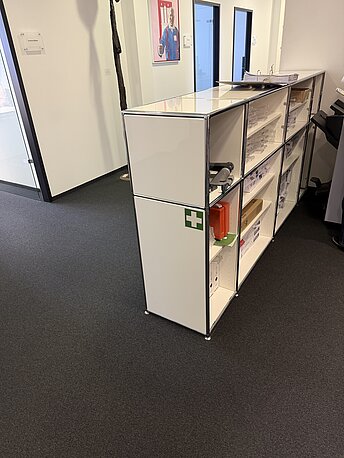 AED im Regal beim Drucker Süd.