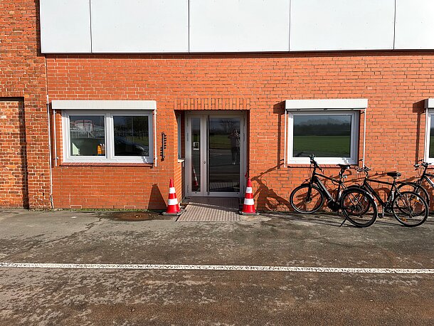 Hinter-/Personaleingang am Gebäude nutzen