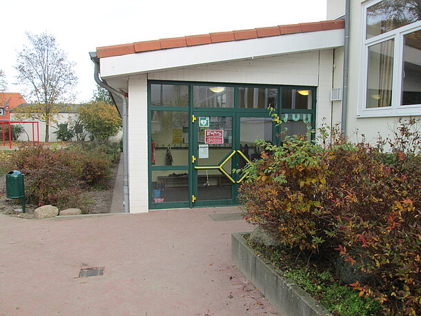 Eingang zur Sporthalle der Grundschule