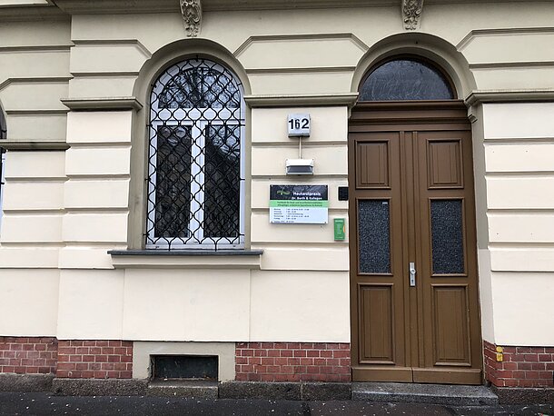 Hauseingang Hautarzt Doppelpraxis