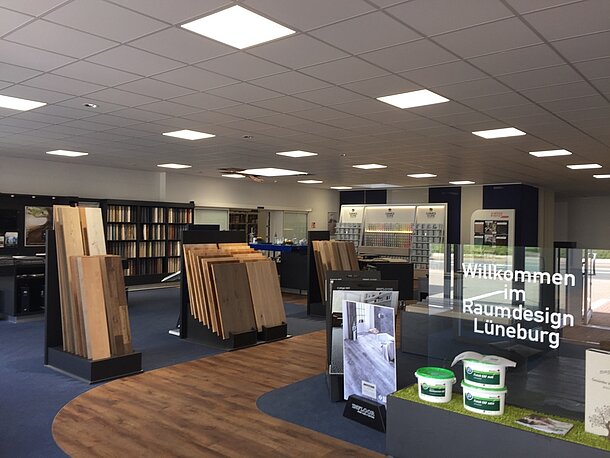 Durch den Laden und links in das Farbenlager