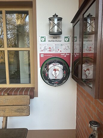 Öffentlicher AED in der Hausecke neben dem Eingang