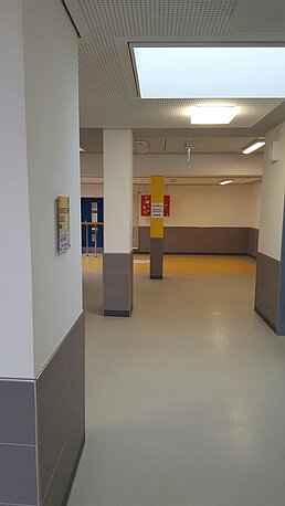 Den Flur gerade runter, am Ende rechts