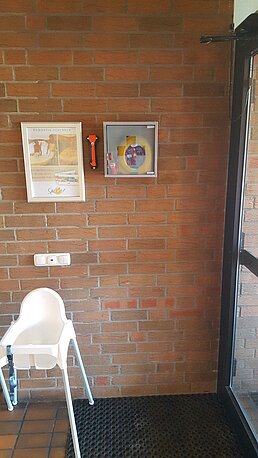 AED MTV Treunbund. An der Wand zwischen Restaurant und Vereinsheim