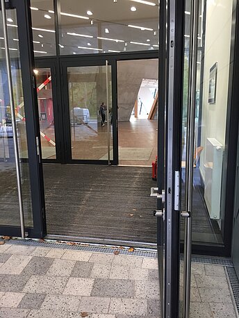 Durch den Eingang und gleich links hinter dem Empfangstresen