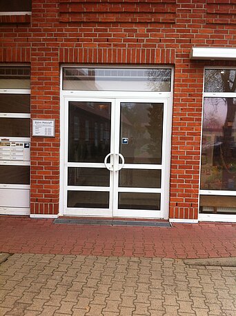 Praxiseingang. Die Praxis befindet sich im 1. OG.