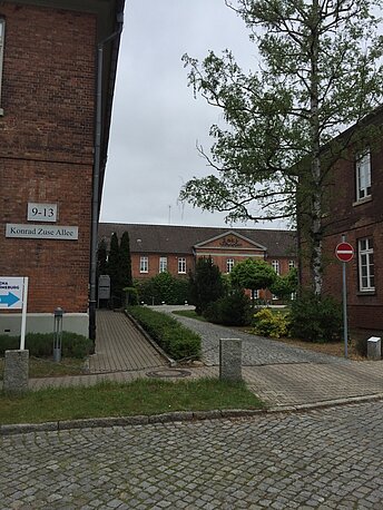 Über den Hof zu Haus Nr. 13