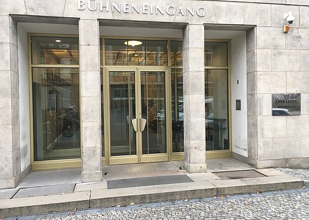 Defibrillator an der Rezeption 