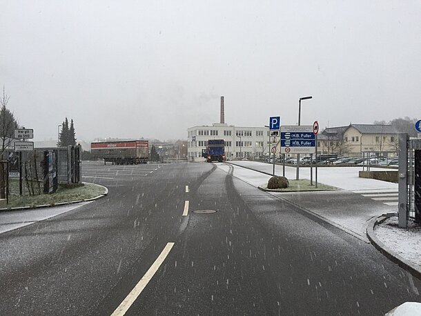 Auf das Werksgelände und den Schichtmeister auf dem Handy anrufen!