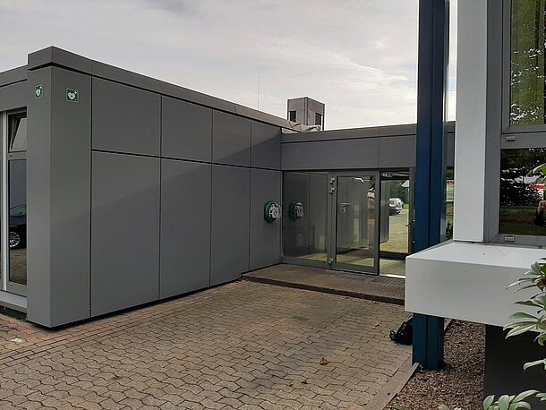 Nebeneingang zum Verlagsgebäude links neben dem Haupteingang