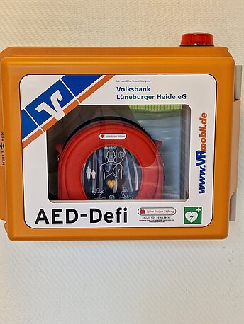 Eingangsbereich der Volksbank Lüneburger Heide in Kirchgellersen. \\nBarrierefreie Erreichbarkeit