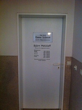 Eingangstür zur Arztpraxis