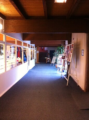 Den Gang herunter. Am Büro/Anmeldung vorbei