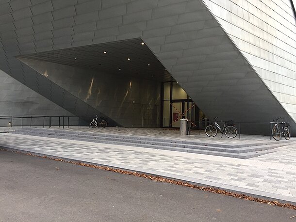 Haupteingang Zentralgebäude / Liebeskind Bau