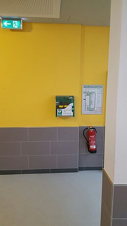 An der Wand neben der Treppe beim Sekreteriat