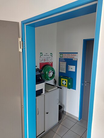 wandmontierter AED im Pförtnerhäuschen