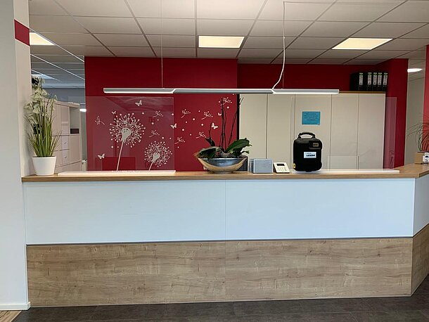 Bitte am Empfang nach dem AED fragen.