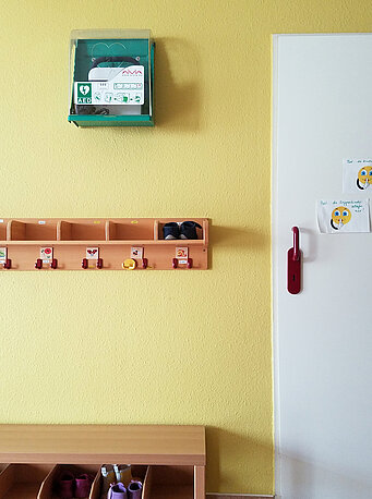AED-Standort neben der Tür zum Schlafraum