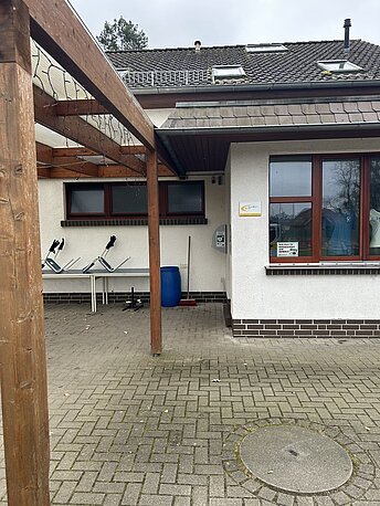 Öffentlicher AED rechts an der Wand unter dem Carport Öffentlicher AED rechts an der Wand unter dem Carport