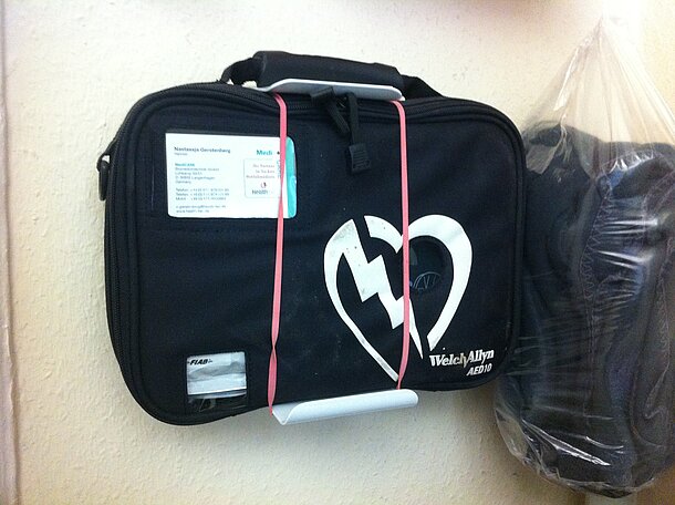 AED ist bei den Beamten am Empfang