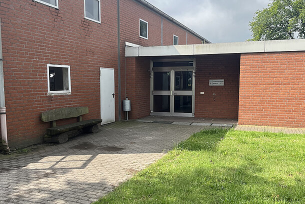 Eingang zur Sporthalle 
