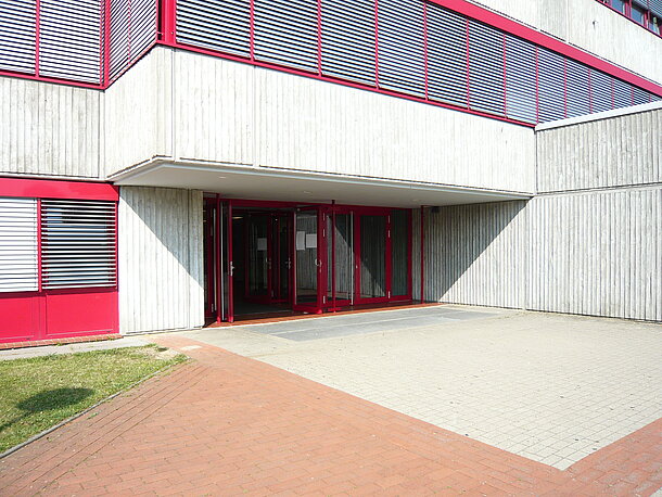 Zugang von der Strasse Zugang von der Strasse