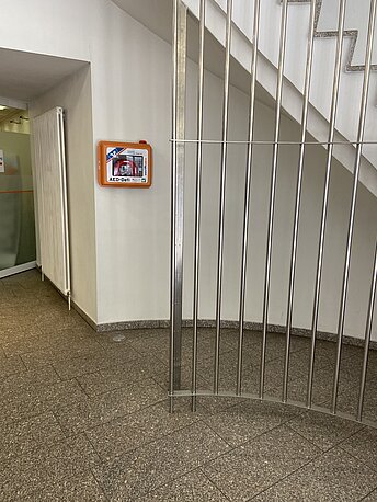 AED im SB Bereich unter der Treppe