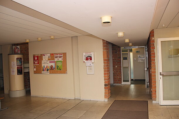 Eingangsbereich Gebäude 2 Eingang H