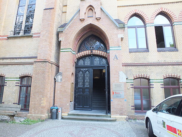 Eingang Johanniter-Akademie unf Kirche