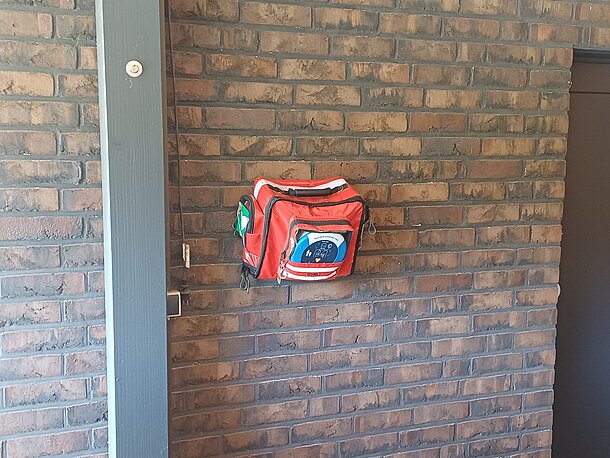 AED in roter Tagetasche an der Wand im Carport am Haus von Familie Windler AED in roter Tagetasche an der Wand im Carport am Haus von Familie Windler