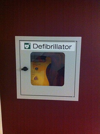 AED hängt links im Eingangsbereich