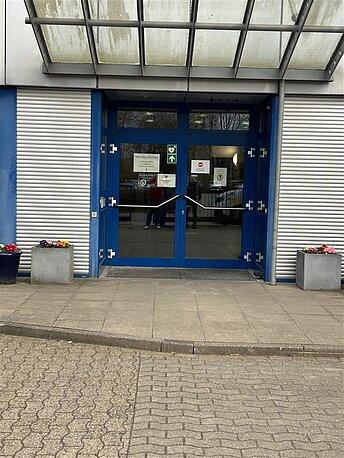 Haupteingang zum Bürogebäude der Firma Hartje an der Deichstraße in Hoya. Bitte Klingeln!