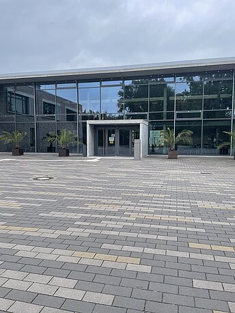 AED im Gebäude: Haupteingang zur IGS Nienburg AED im Gebäude: Haupteingang zur IGS Nienburg