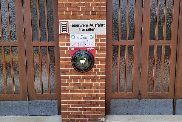 Öffentlicher AED im schwarzen Wandkasten Öffentlicher AED im schwarzen Wandkasten