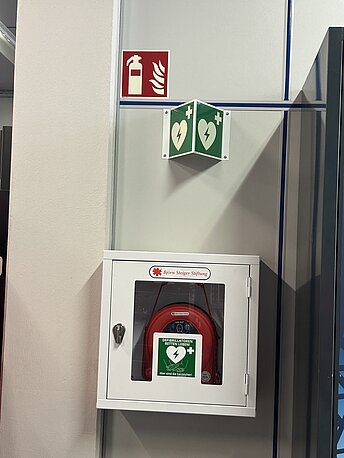 Durch die Tür in Richtung Empfang rechts an der Wand im weißen Wandkasten. Durch die Tür in Richtung Empfang rechts an der Wand im weißen Wandkasten.