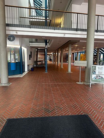 Durch die Eingangshalle geradeaus, rechts vorbei an der Treppe und vor den Fahrstühlen links abbiegen. Durch die Eingangshalle geradeaus, rechts vorbei an der Treppe und vor den Fahrstühlen links abbiegen.