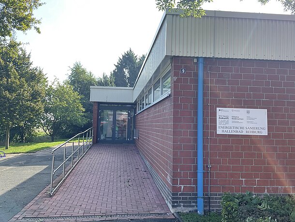 Außenansicht Eingang des Hallenbades