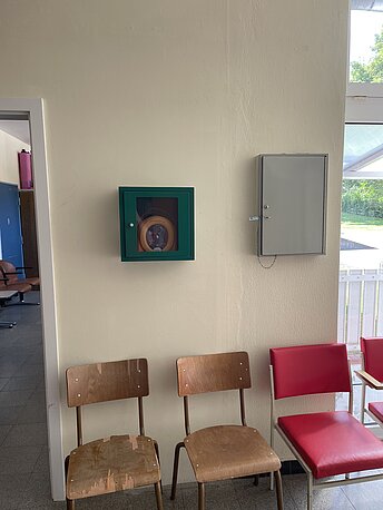AED im grünen Wandkasten AED im grünen Wandkasten