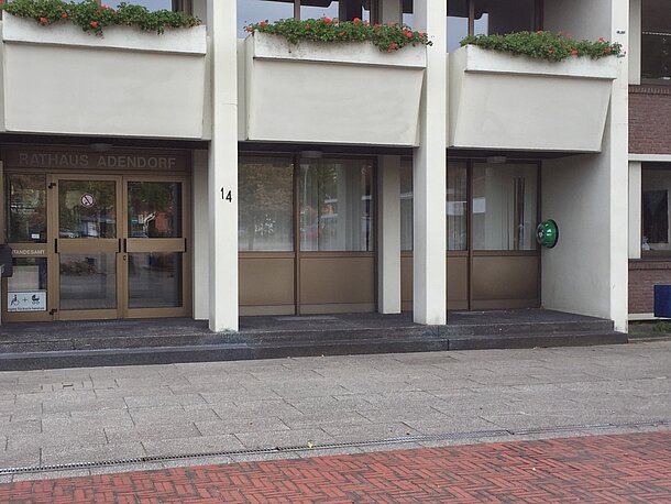 Am Rathauseingang rechts an der Wand